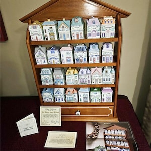 Lenox Spice Village Komplettes Set mit 24 Stück • Holzregal inklusive