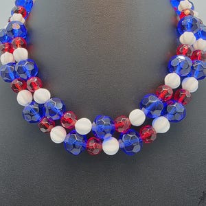 Vintage tjeckiskt bohemiskt glashalsband • Rubinrött, koboltblått, mjölkvitt lås