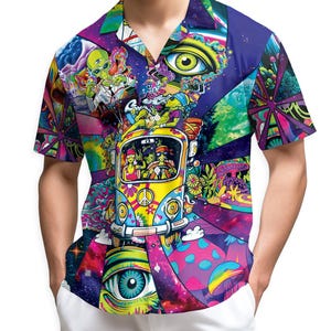 Może przedstawiać: Koszula z krótkim rękawem z psychodelicznym wzorem. Koszula przedstawia żółty autobus, postacie kosmitów i motywy oczu na kosmicznym tle. Paleta kolorów obejmuje odcienie fioletu, niebieskiego, żółtego i różowego.