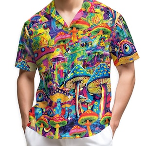 Puede incluir: Camisa de manga corta con estampado vibrante y psicodélico de setas y ranas. La camisa presenta un diseño colorido con tonos de azul, amarillo, rojo y verde. La camisa tiene un cuello clásico y está hecha de una tela ligera.