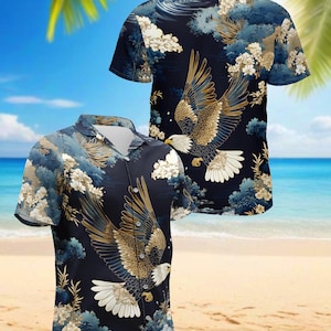 Könnte beinhalten: Marineblaues kurzärmeliges Hemd mit einem großen Adler mit ausgebreiteten Flügeln. Das Hemd hat ein sich wiederholendes Muster aus weißen Blumen und blauen Wolken. Die Flügel des Adlers sind gold- und braunfarben, und das Hemd hat einen klassischen Kragen.