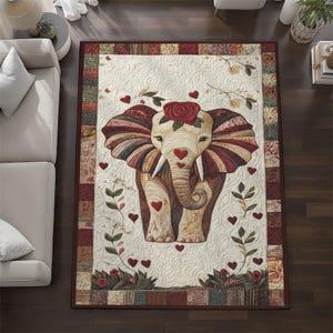 Puede incluir: Una alfombra decorativa con una ilustración detallada de un elefante con detalles de corazón y una rosa. El elefante tiene orejas grandes y coloridas y una rosa en la cabeza. La alfombra tiene una apariencia acolchada con un borde de cuadrados.