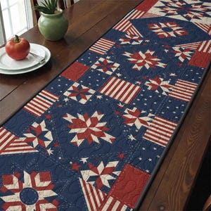 Può includere: Una tovaglia patriottica con un design patchwork di stelle e strisce rosse, bianche e blu. La tovaglia è realizzata in tessuto trapuntato ed è posizionata su un tavolo di legno. Il design evoca un senso di americanismo.