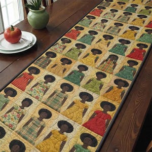 Puede incluir: Un camino de mesa acolchado con un patrón repetido de figuras con vestidos de varios colores. Las figuras tienen piel oscura y cabello negro. Los vestidos son en tonos de rojo, verde, amarillo y estampados florales. El camino de mesa está sobre una mesa de madera.