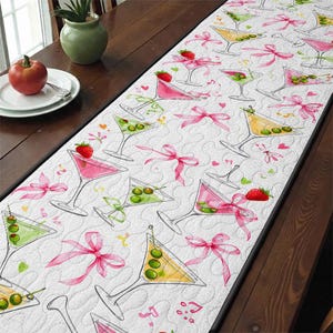 カクテルパーティー用キルティングテーブルランナー、ピンクのマティーニパッチワークキルトホームデコレーション、風変わりなバーテーブルデコレーション、ドリンク柄ダイニングルームランナー