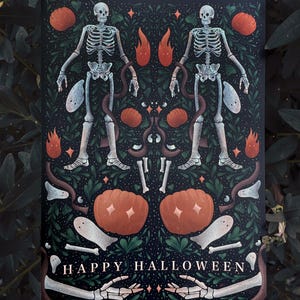 Könnte beinhalten: Halloween-Illustration mit zwei Skeletten, Kürbissen, Flammen und Geistern auf dunklem Hintergrund. Die Worte "HAPPY HALLOWEEN" sind unten aufgedruckt. Das Kunstwerk hat eine Vintage- und gruselige Ästhetik.