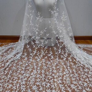 Ivory Perlen Pailletten Blätter Blumen Spitze Stoff Hochzeitskleid Braut Stickerei Blumen Applikation Tüll Perlen Spitzenstoff Massenware