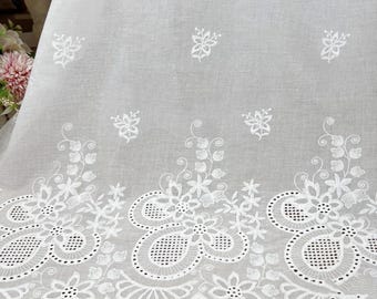 Tela de encaje de algodón color blanco roto con bordes festoneados y ojales para vestido de niña, vestido de novia bohemio, vestido de flores rústico.