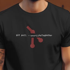Peut inclure: T-shirt noir avec l'inscription "git pull --yourLifeToghether" en rouge. Le design comprend un graphique rouge. Le t-shirt est en matière souple et convient aux tenues décontractées.