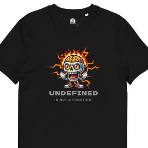 Peut inclure: T-shirt noir avec un dessin de crâne de dessin animé, un cerveau en flammes et des éclairs. Le crâne porte des baskets et le texte indique "UNDEFINED IS NOT A FUNCTION". Le t-shirt est fait d'une matière douce.