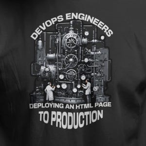 Peut inclure: T-shirt noir avec le texte "DevOps Engineers Deploying an HTML Page to Production" et un graphique détaillé de machines. Le t-shirt est porté par une personne avec une barbe et des lunettes de soleil.