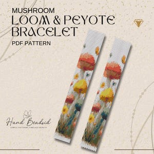 Op de afbeelding: Twee geweven armbanden met een paddestoelontwerp. De armbanden hebben rode, gele en groene paddestoelpatronen op een witte achtergrond. De tekst "Mushroom Loom & Peyote Bracelet PDF Pattern" staat bovenaan. De merknaam "Hand Beaded" staat onderaan.