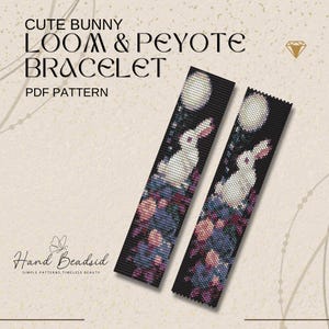 Könnte beinhalten: Zwei gewebte Armbänder mit einem niedlichen Hasen-Design. Die Armbänder zeigen einen weißen Hasen unter einem Vollmond, umgeben von Blumen. Der Text "CUTE BUNNY LOOM & PEYOTE BRACELET PDF PATTERN" steht oben.