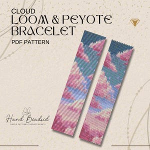 Könnte beinhalten: Zwei Perlenarmbänder mit einem wolkenartigen Muster in Rosa, Blau und Türkis. Der Text "CLOUD LOOM & PEYOTE BRACELET PDF PATTERN" steht oben. Das Hand Beaded-Logo befindet sich unten.