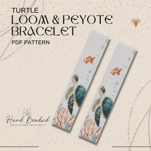 Può includere: Due modelli di braccialetti loom e peyote in perline bianche con disegni di tartarughe e coralli. I braccialetti presentano un motivo dettagliato con una tartaruga, pesci e coralli. Il testo sull'immagine recita "Turtle Loom & Peyote Bracelet PDF Pattern."