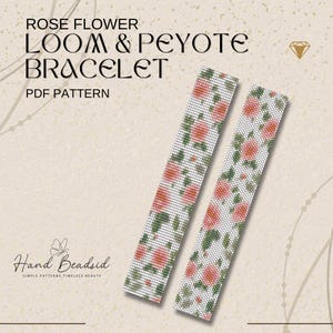 Peut inclure: Deux bracelets tissés avec un motif de fleurs de roses. Les bracelets sont blancs avec des roses roses et des feuilles vertes. Le texte "ROSE FLOWER LOOM & PEYOTE BRACELET PDF PATTERN" est en haut et "Hand Beadsid" en bas.