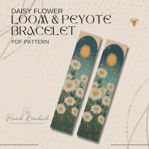 Op de afbeelding: Twee kralenarmbanden met een madeliefbloemmotief. De armbanden hebben een nachtelijke achtergrond met witte madeliefjes en een gele maan. De tekst "DAISY FLOWER LOOM & PEYOTE BRACELET PDF PATTERN" staat bovenaan.