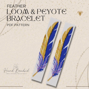 Peut inclure: Un patron PDF pour un bracelet plume tissé et peyote. Le motif présente deux motifs de plumes perlées en bleu, or et violet sur fond blanc. Le texte indique "FEATHER LOOM & PEYOTE BRACELET PDF PATTERN" et "Hand Beaded" avec le slogan "SIMPLE PATTERNS TIMELESS BEAUTY."