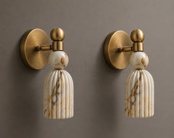Aplique de pared moderno de mediados de siglo en alabastro, lámpara de pared con pantalla de mármol, lámpara de mesilla de noche ajustable de latón antiguo, iluminación minimalista de lujo.