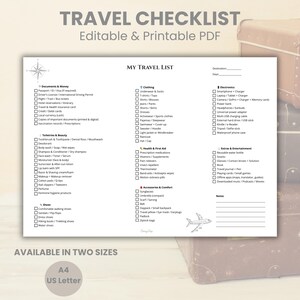 Puede incluir: Una lista de verificación de viaje imprimible con el título "TRAVEL CHECKLIST" en fuente marrón claro. La lista de verificación está dividida en categorías como "Documentos y dinero", "Ropa" y "Electrónica". Disponible en tamaños A4 y US Letter. También se ve una maleta.