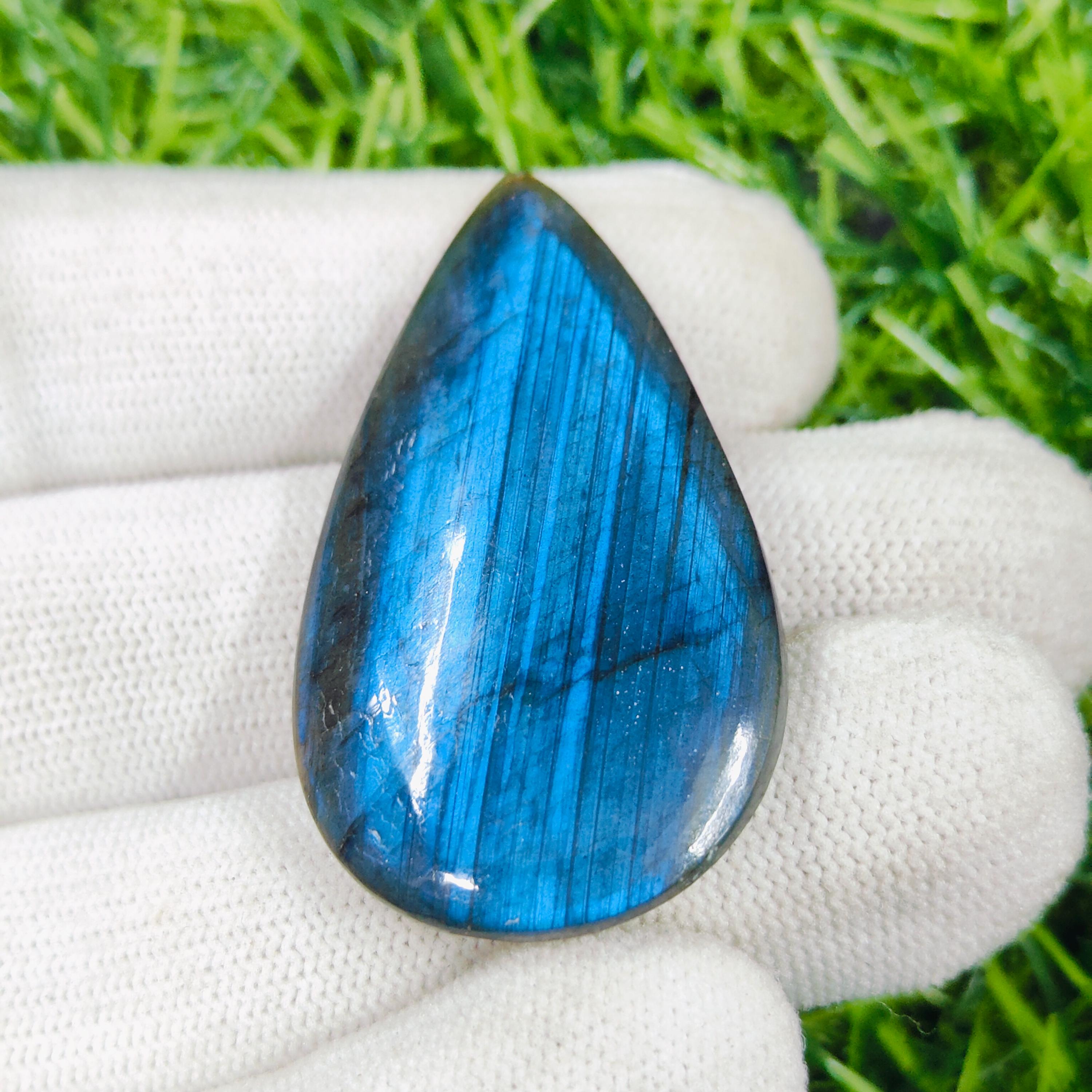 素晴らしいブルーの派手なラブラドライトカボション、ルース