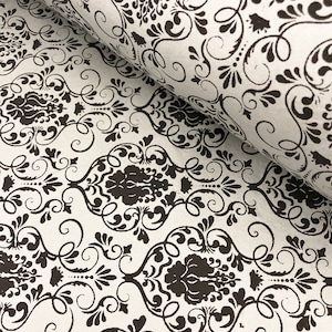 Può includere: Carta da regalo con motivo damascato bianco e nero. Il motivo presenta un design ripetitivo di intricati vortici e motivi floreali.