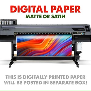 K&ouml;nnte beinhalten: Ein Gro&szlig;formatdrucker druckt ein farbenfrohes abstraktes Design auf eine Papierrolle. Der Drucker ist mit "Mimaki" beschriftet und der Text "DIGITAL PAPER MATTE OR SATIN" befindet sich &uuml;ber dem Drucker. Der Text "THIS IS DIGITALLY PRINTED PAPER WILL BE POSTED IN SEPARATE BOX!" befindet sich unter dem Drucker.