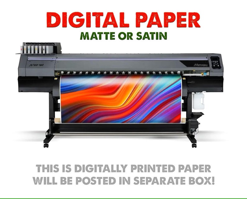 K&ouml;nnte beinhalten: Ein Gro&szlig;formatdrucker druckt ein farbenfrohes abstraktes Design auf eine Papierrolle. Der Drucker ist mit "Mimaki" beschriftet und der Text "DIGITAL PAPER MATTE OR SATIN" befindet sich &uuml;ber dem Drucker. Der Text "THIS IS DIGITALLY PRINTED PAPER WILL BE POSTED IN SEPARATE BOX!" befindet sich unter dem Drucker.