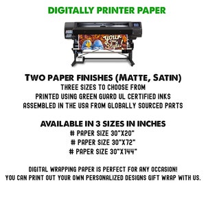 K&ouml;nnte beinhalten: Ein Gro&szlig;formatdrucker mit einer Rolle Geschenkpapier, auf der ein Design mit dem Text "your own style!" gedruckt wird. Der Text unter dem Drucker lautet "Two Paper Finishes (Matte, Satin)" und "Available in 3 Sizes in Inches" mit den angegebenen Gr&ouml;&szlig;en 30"x20", 30"x72" und 30"x144".