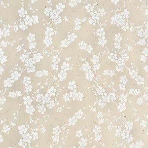 Puede incluir: Un fondo beige con un patr&oacute;n floral blanco. Las flores son peque&ntilde;as y delicadas, y est&aacute;n dispuestas en un patr&oacute;n repetitivo.
