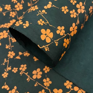 Feuilles de papier faites main, faire-part de mariage, journal en papier fleuri, bords décoratifs pour marque-places, enveloppe, doublure de menu, étiquettes pour cahier