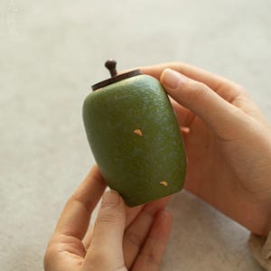 密閉式ミニセラミックティーキャニスター、愛らしいセラミックの素朴な陶器、手作りの陶器ギフト