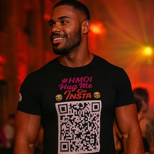 Könnte beinhalten: Schwarzes T-Shirt mit einem QR-Code und dem Text "#HMOI Hug Me On Insta" in Pink und Gelb. Unter dem QR-Code steht der Text "Pictures allowed". Das T-Shirt wird von einer Person getragen.