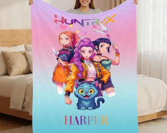 Personalisierte K-Pop Dämonenjäger Decke mit Namen, individuelle Kuschelige Huntrix Decke, Anime inspirierte Decke, Weihnachtsfamilie Kpop lustiges Geschenk
