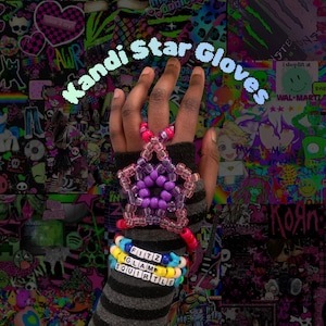 以下が含まれることがあります： 黒とグレーのストライプのグローブ、星型のビーズアクセサリー、カラフルなブレスレットを身に着けた手。星のアクセサリーはピンクと紫です。ブレスレットは「FITZ GLAM SQUIRTLE」と綴られています。背景はカラフルな画像のコラージュです。