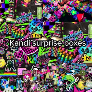 Può includere: Un collage vibrante con la scritta "Kandi surprise boxes". L'immagine mostra una varietà di oggetti colorati, tra cui stivali, accessori e peluche, con una audace combinazione di colori neon. L'estetica generale ricorda la cultura rave.