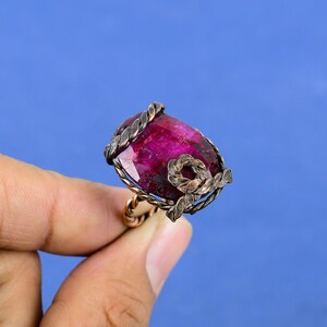 Anillo con rubí facetado en forma de lágrima, envuelto en alambre de cobre – Joyería artesanal de estilo bohemio.
