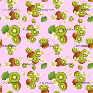 Könnte beinhalten: Ein sich wiederholendes Muster auf hellrosa Hintergrund mit ganzen braunen Kiwis, aufgeschnittenen grünen Kiwi-Hälften mit schwarzen Kernen, weißen Kiwiblüten mit gelber Mitte und grünen Blättern. Der Text J.D.ESIGN erscheint in schwarzen Kreisen.