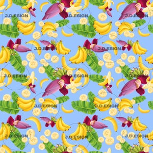 Könnte beinhalten: Ein sich wiederholendes Muster auf hellblauem Grund mit gelben Bananenstauden, Bananenscheiben, grünen Bananenblättern und violetten Bananenblüten. Der Text J.D.ESIGN ist in Schwarz über die Elemente gelegt.