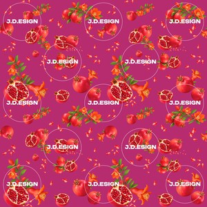 Könnte beinhalten: Ein sich wiederholendes Muster auf magentafarbenem Hintergrund mit ganzen und halbierten Granatäpfeln, grünen Blättern und orangefarbenen Blüten. Der Text J.D.ESIGN ist in Weiß in mehreren weißen Kreisen über das Bild gedruckt.