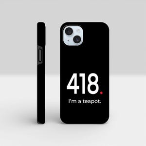 Peut inclure: Coque de téléphone noire avec le chiffre "418" en blanc, un point rouge et la phrase "I'm a teapot." L'étui a une découpe pour l'appareil photo et des boutons latéraux. L'étui est présenté de face et de côté.