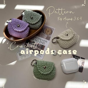 Könnte beinhalten: Gehäkelte Airpods-Hüllen in verschiedenen Farben, darunter Lila, Grün und Off-White. Jede Hülle hat einen Klappenverschluss und einen silbernen Schlüsselring. Der Text "Pattern Fits Airpods 3 & 4" und "Crochet airpods case" ist ebenfalls enthalten.