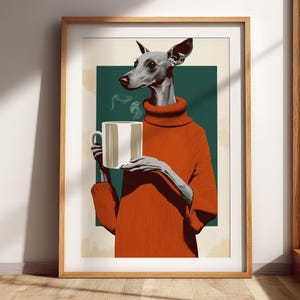 Könnte beinhalten: Ein gerahmter Kunstdruck, der einen anthropomorphen Windhund in einem rostorangen Rollkragenpullover zeigt. Der Hund hält eine weiße Tasse, aus der sichtbarer Dampf aufsteigt, vor einem dunkel-petrolfarbenen rechteckigen Hintergrund.