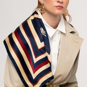 Lenço Art Déco de Seda Mulberry – Lenço Geométrico Bordô, Bege e Azul, Bandana