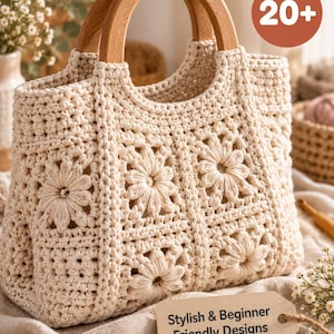 Puede incluir: Un bolso de ganchillo de color crema con un patrón de cuadrados florales y dos asas de madera redondeadas. Una etiqueta de papel marrón unida al bolso muestra el texto "Stylish & Beginner Friendly Designs" y un círculo rojo muestra "20+".