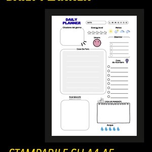 Può includere: Un pianificatore giornaliero in bianco e nero con la scritta "DAILY PLANNER" in alto. Il pianificatore include sezioni per attività quotidiane, umore, livello di energia e obiettivi. Il testo "STAMPABILE SU A4 A5" è in basso.