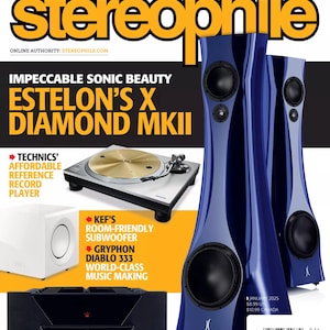 Può includere: La copertina della rivista Stereophile presenta tre altoparlanti blu alti. Il titolo della rivista è giallo. Altri elementi includono un giradischi, un subwoofer bianco e un amplificatore nero. È presente anche del testo.