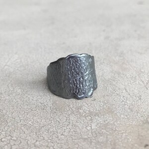 anillo plata vintage talla 6 - anillo plano plata oxidada con textura - anillo hoja plata negra - regalo cumpleaños