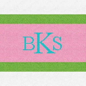 以下が含まれることがあります： ターコイズブルーのイニシャル「BKS」が書かれたピンクとグリーンのモノグラム玄関マット
