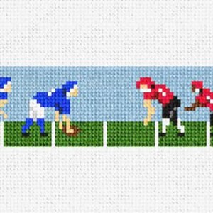 Puede incluir: Una ilustración pixelada de un partido de fútbol americano con jugadores azules y rojos en un campo verde. Los jugadores están en varias posiciones, incluyendo correr, bloquear y taclear.
